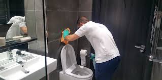كيف أنظف جدران الحمام من الصابون