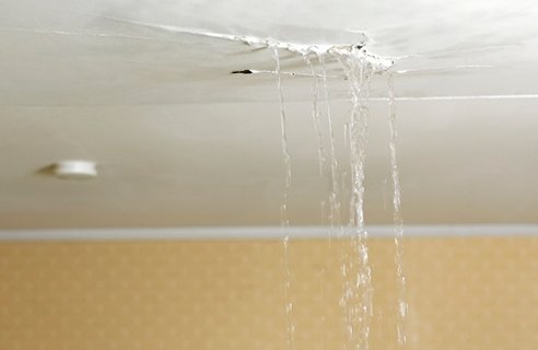 تسرب المياه في سقف الحمام