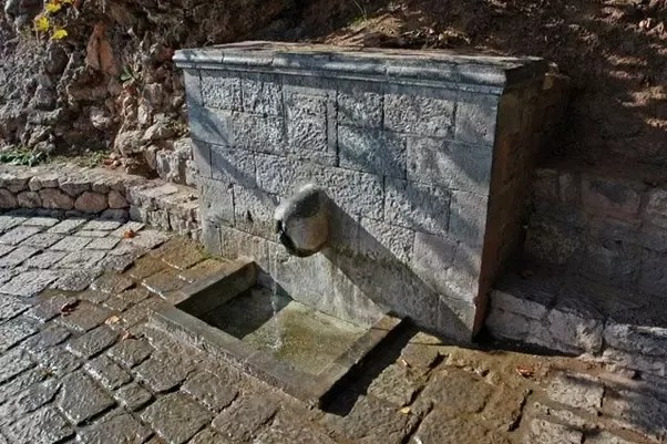 ما هي الطرق التي يعرف بها الناس قديما أماكن توفر المياه؟