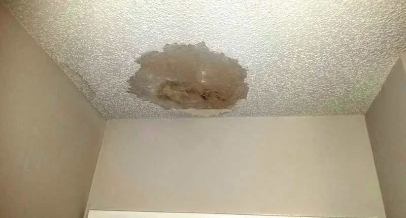 ما سبب نزول الماء من السقف؟